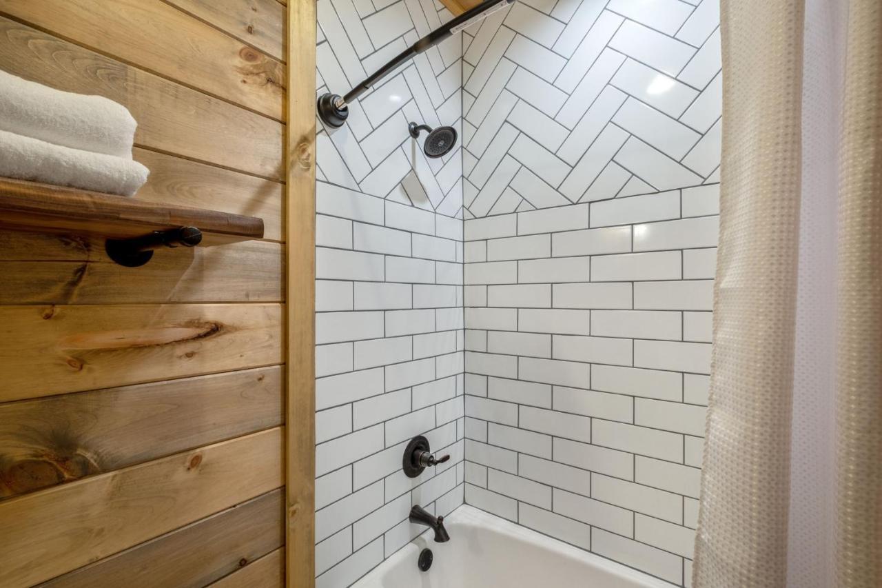 New / 3 King Suites / Sleeps12 / View / 5 Mi To Pf / Hot Tub Sevierville Buitenkant foto
